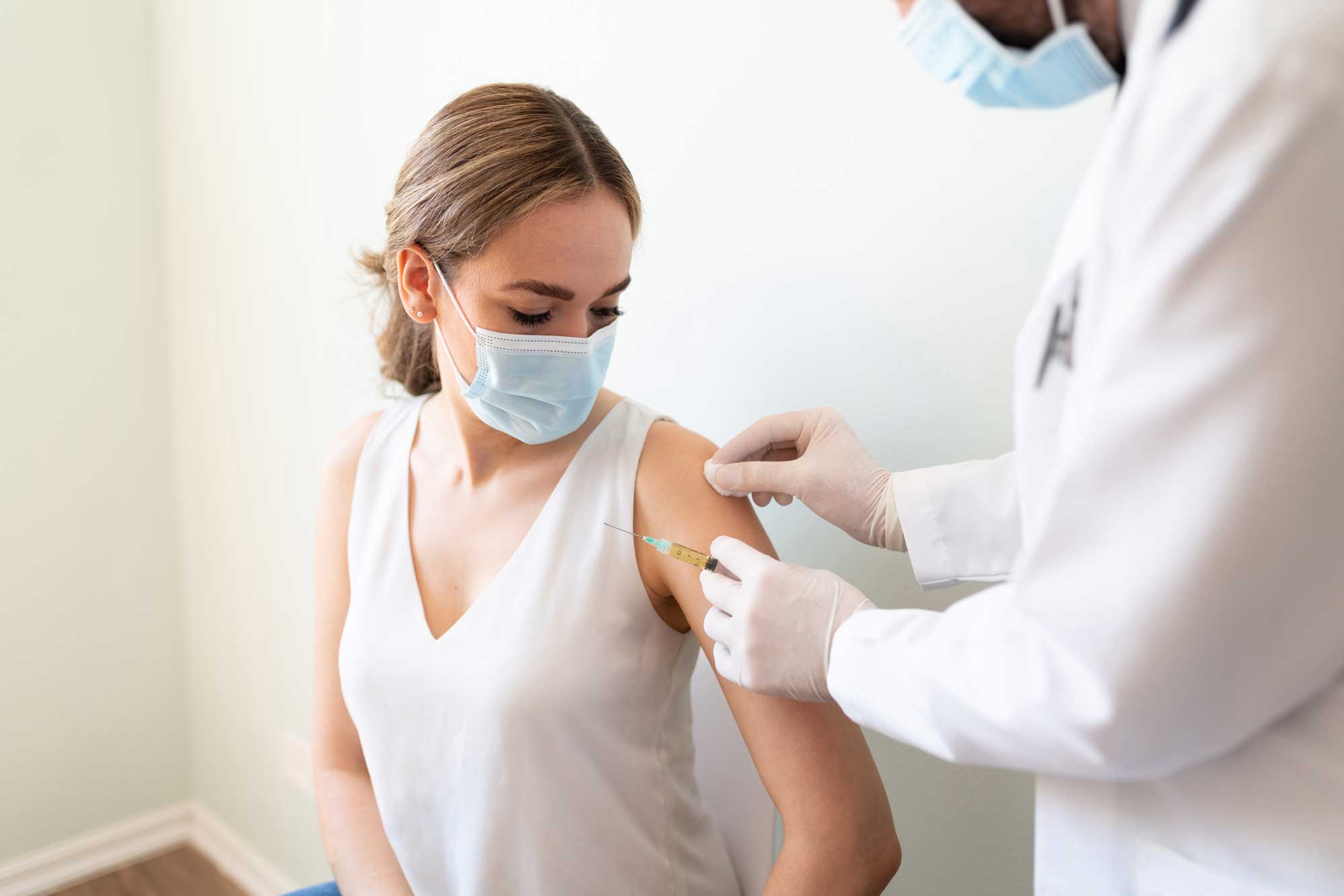 photo-dallas-woman-gets-vaccine